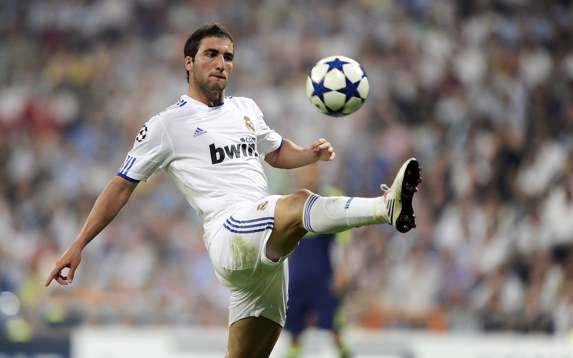 今夏险些无球可打的MVP!现在成三核球队老大,却带不动垃圾兄弟